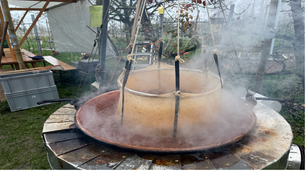 Der Kessel mit Raisinée verströmte seinen sanften, karamellisierten Duft. Bild: CPC-SKEK
