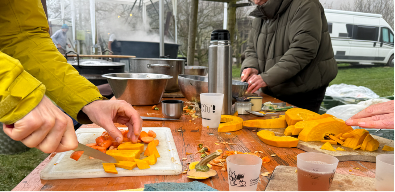 Die traditionelle Kürbissuppe, zubereitet von der Vereinigung Rage de Vert, begeisterte die Gaumen der Besucher. Bild: CPC-SKEK